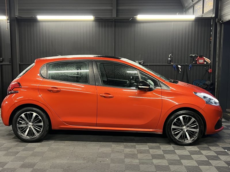 PEUGEOT 208 PHASE 2 ALLURE 1.2 82 Cv APPLE CARPLAY & ANDROID AUTO TOIT PANO CAMERA - GARANTIE 1 AN