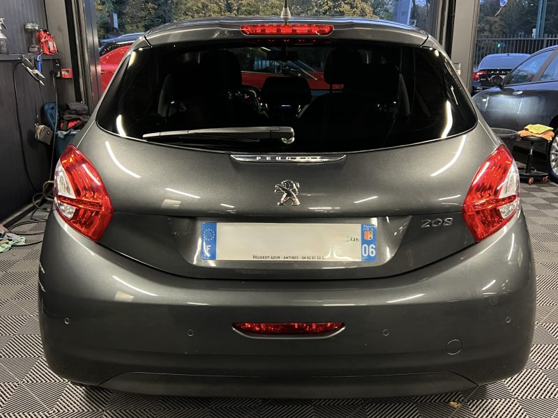 PEUGEOT 208 STYLE 1.2 82 Cv ECRAN TACTILE GPS BLUETOOTH REGULATEUR 22 400 Kms - Garantie 1 an