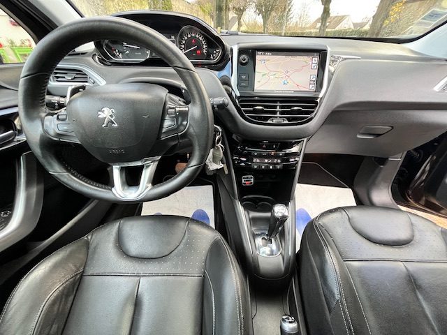 PEUGEOT 208 feline gps / toit pano  2012