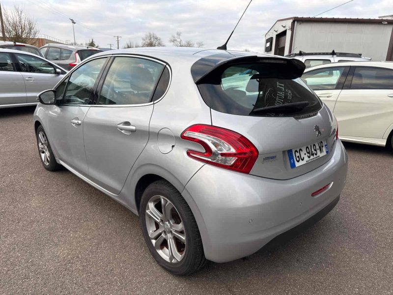 PEUGEOT 208 2015