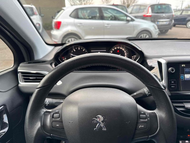 PEUGEOT 208 2015