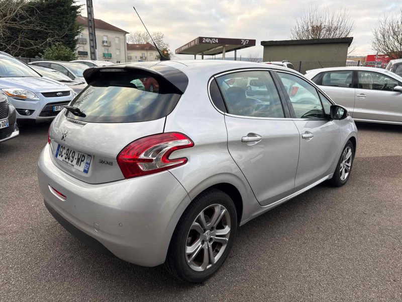 PEUGEOT 208 2015