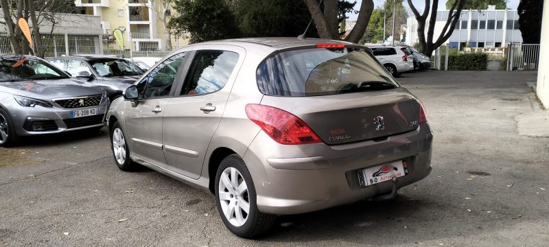 Peugeot 308 1.6 Hdi 110ch berline, champagne, *Régulateur*, *Clim*, *Attelage*