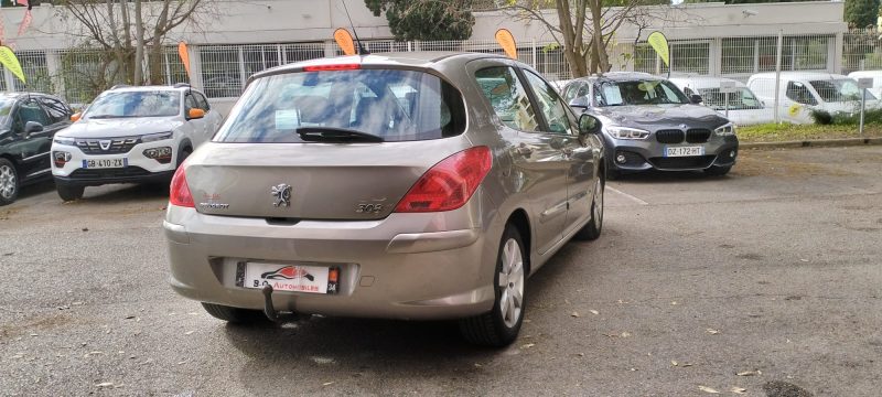 Peugeot 308 1.6 Hdi 110ch berline, champagne, *Régulateur*, *Clim*, *Attelage*