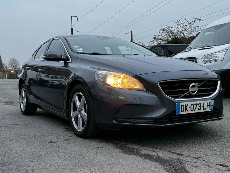 VOLVO V40 D2