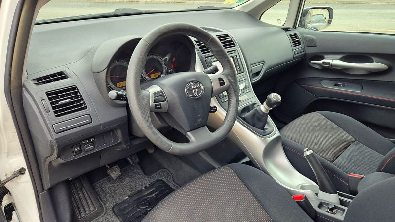 TOYOTA AURIS 2011