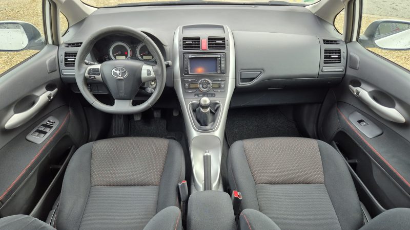 TOYOTA AURIS 2011