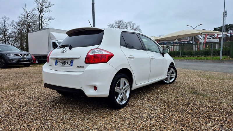 TOYOTA AURIS 2011