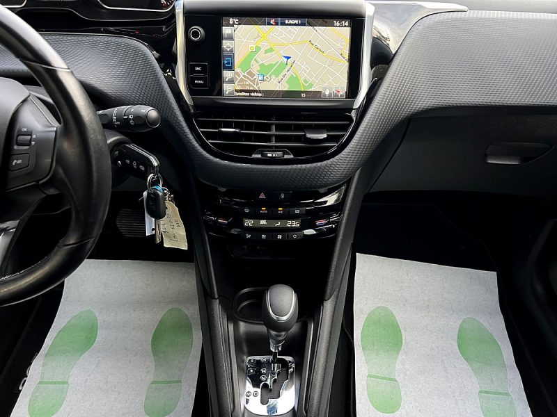 PEUGEOT 208 PHASE 2 ALLURE 1.2 110 Cv BOITE AUTO GPS TOIT PANO CAMERA APPLE CARPLAY - GARANTIE 1 AN