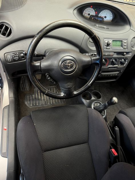 TOYOTA YARIS 2004