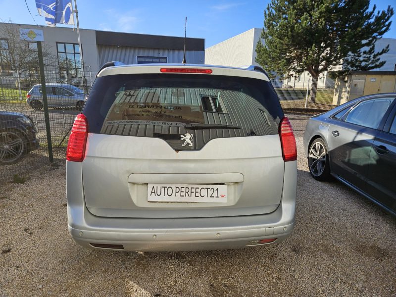 PEUGEOT 5008 2011