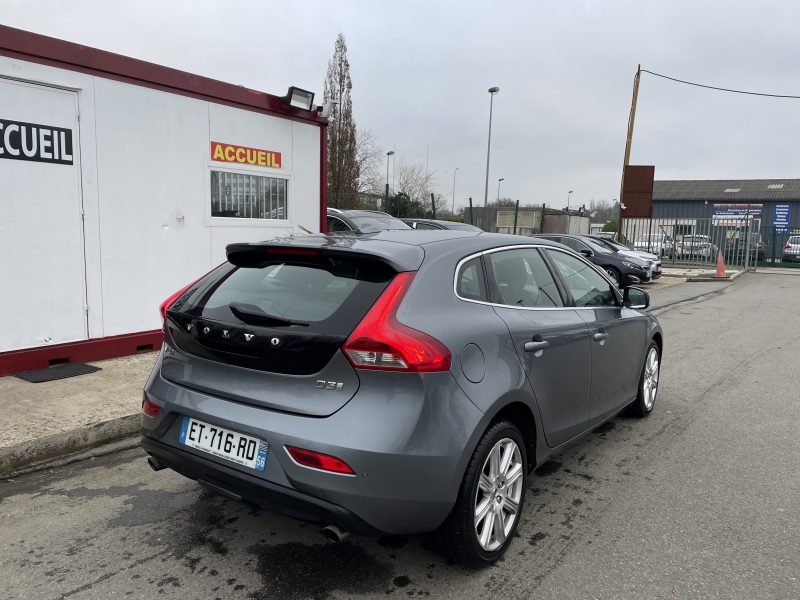 VOLVO V40 2018