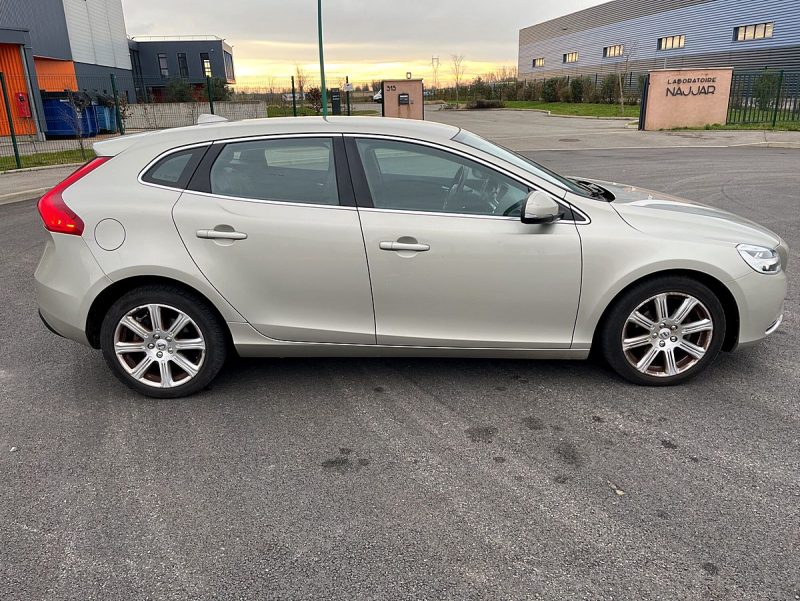 VOLVO V40 2017