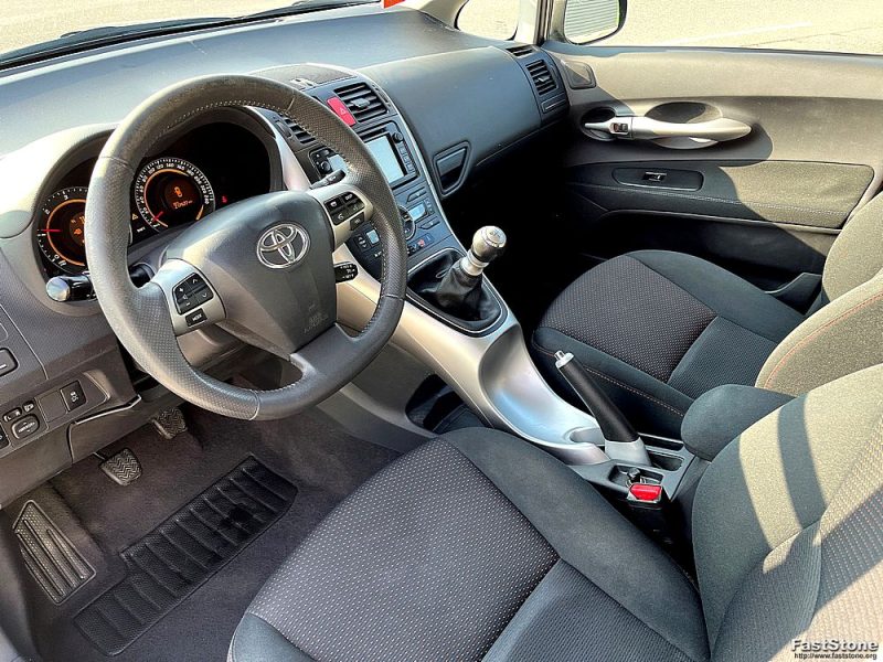 TOYOTA AURIS 2012