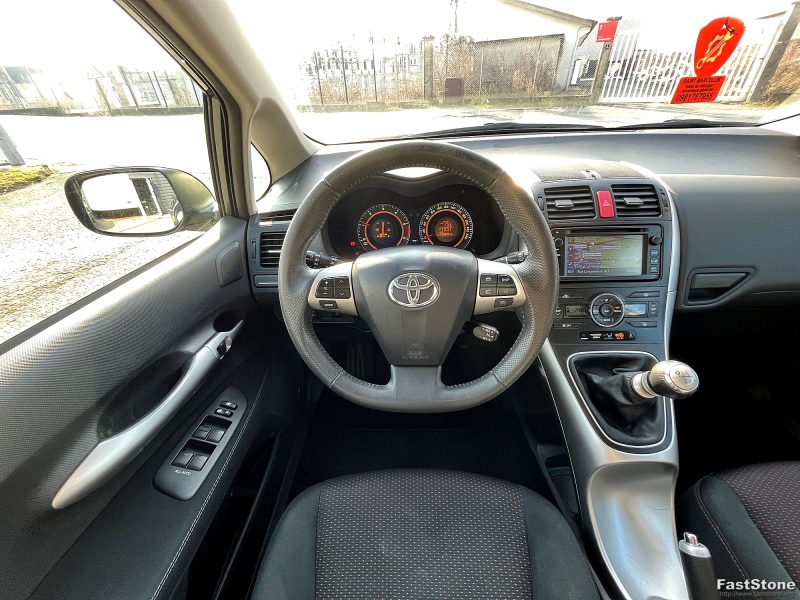 TOYOTA AURIS 2012