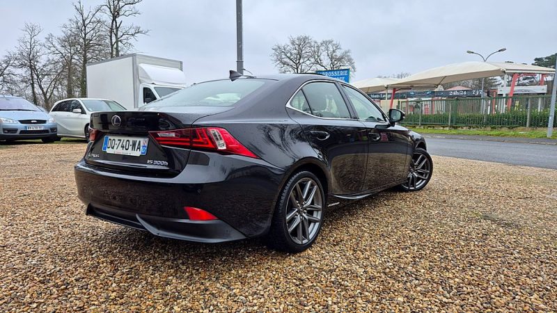 LEXUS IS 300H 2015