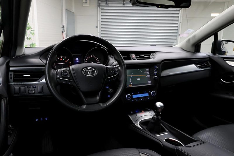 TOYOTA Avensis 2015