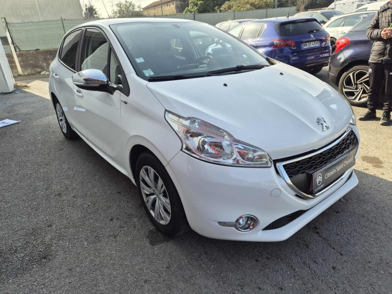 PEUGEOT 208 2015