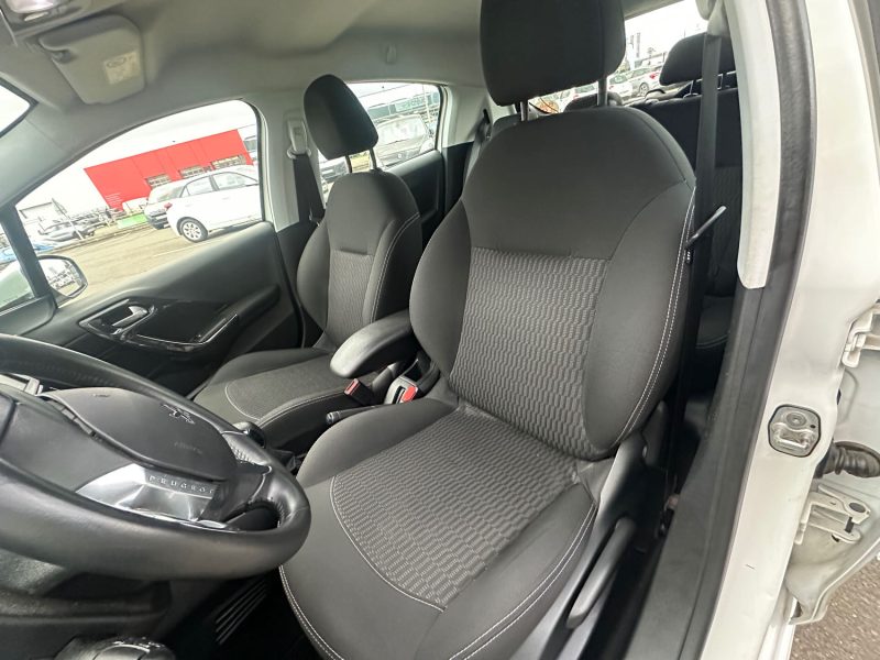 PEUGEOT 208 2019