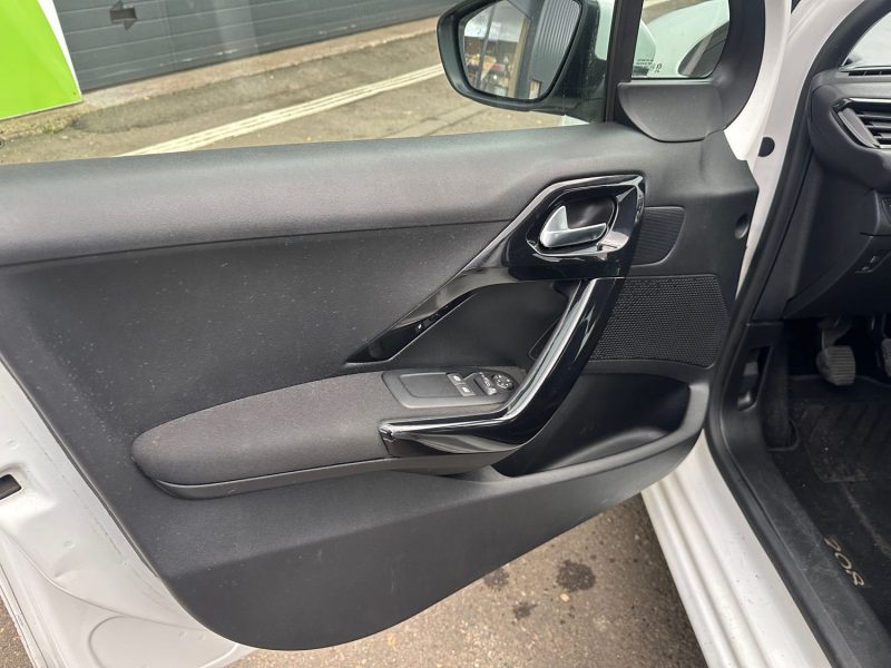 PEUGEOT 208 2019