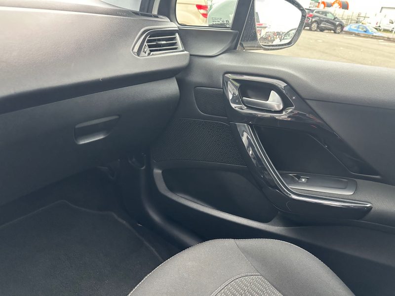 PEUGEOT 208 2019